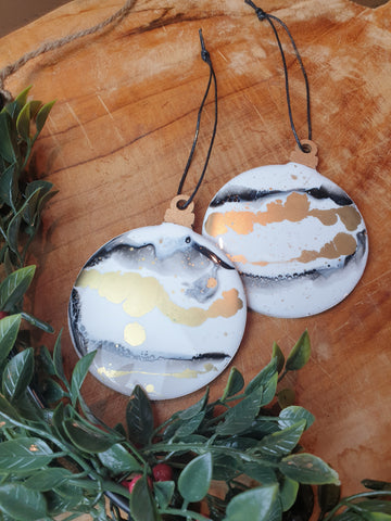 Set of 2 baubles | White | Free delivery